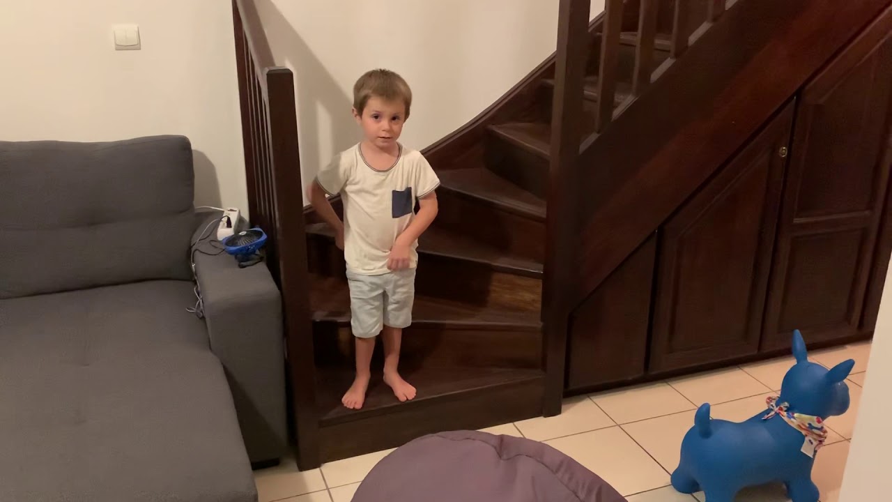 Parcours motricité enfant maison pendant confinement - nouveaux obstacles