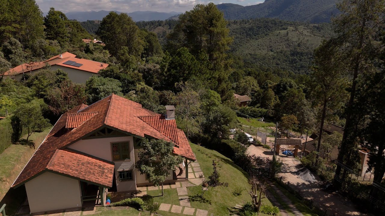 Uma Casa que Reúne Aconchego e Uma Vista Sensacional à Venda em Campos do Jordão!