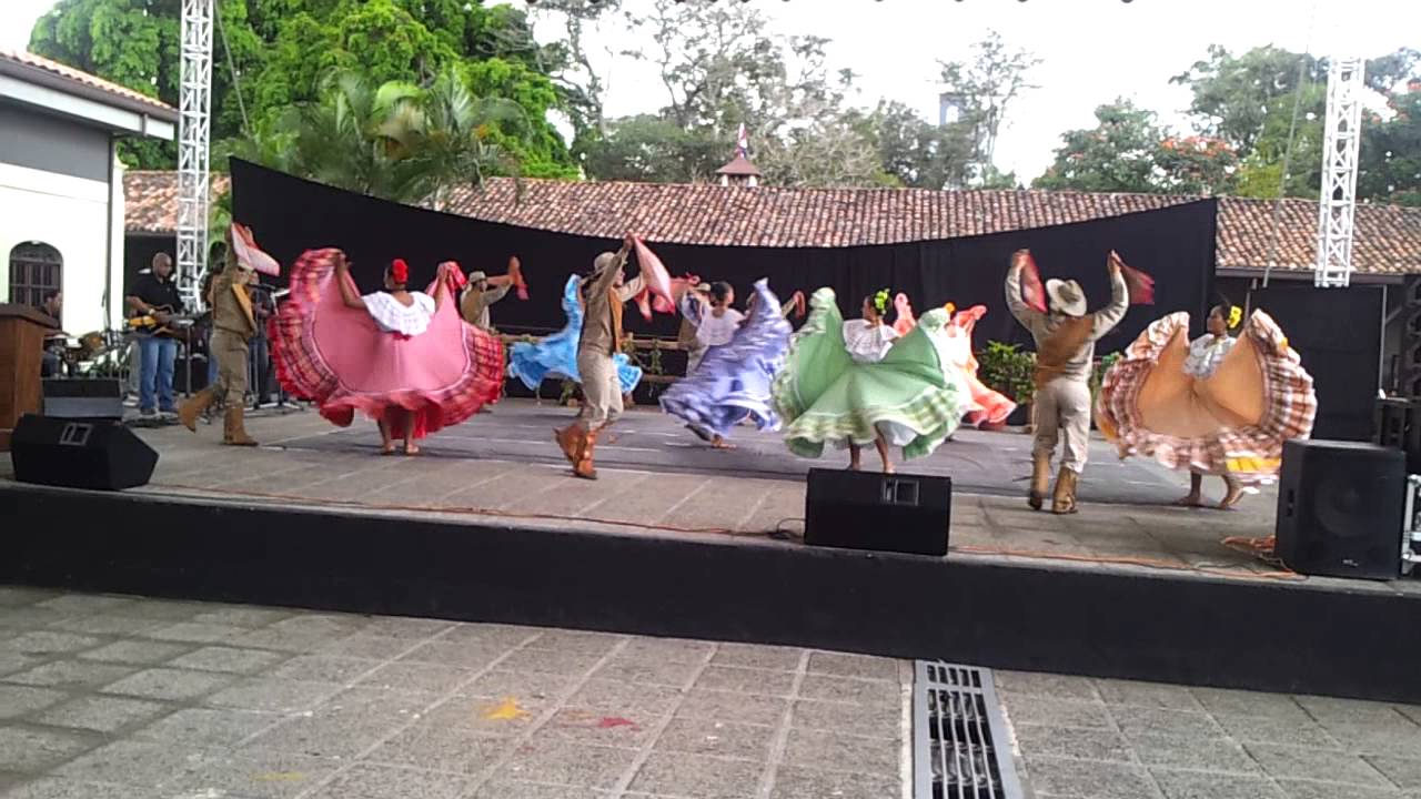 grupo de danza flor de caña presentacion directivos IOV en Costa Rica