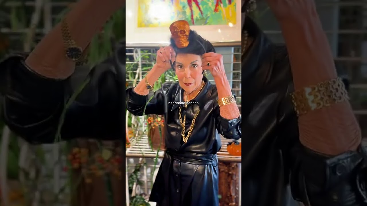 HALLOWEEN DECOR✨👻🎃 Yvonne loves decorating her store’s foyer with seasonal treats and trinkets.