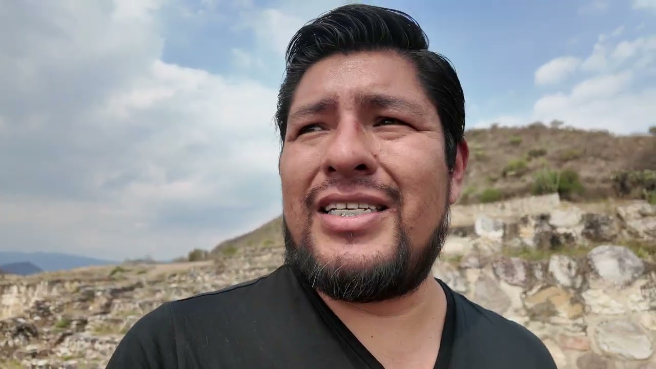 Entrando a una tumba prehispánica milenaria