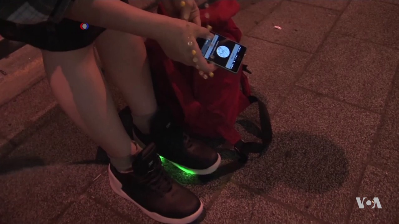 LED Smart Shoes Turn Feet into Glowing Displays