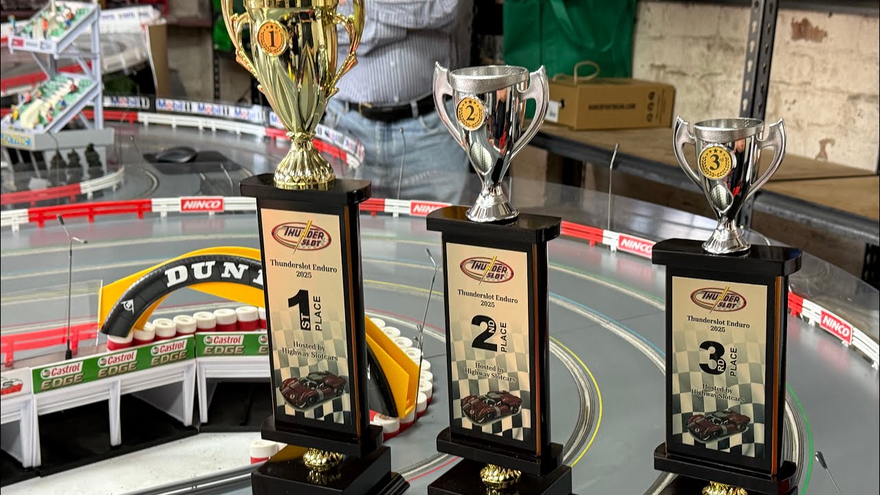 Thunderslot Enduro, новый Revoslot и несколько наклеек.