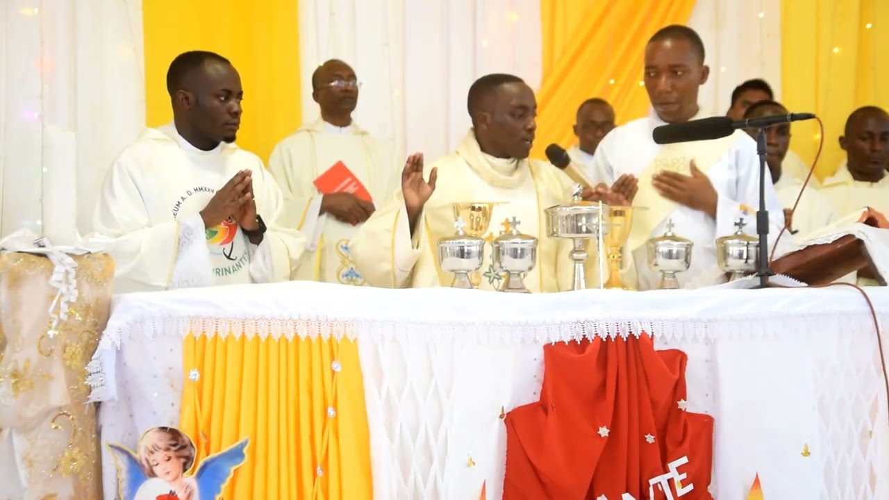 WAAMINI WASHANGAZWA NA ALICHOFANYA PADRE MPYA EDBERT KISHUMBU WAKATI WA MISA YAKE YA SHUKRANI