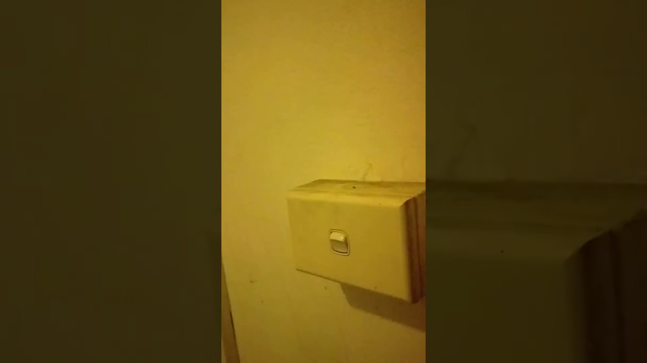 Switch crackling noise when powered on