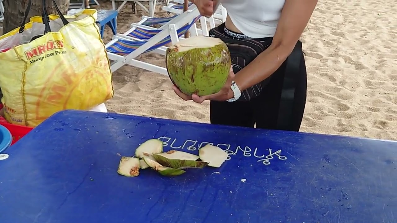 Pattaya, Jomtien Beach ココナッツ包丁さばき