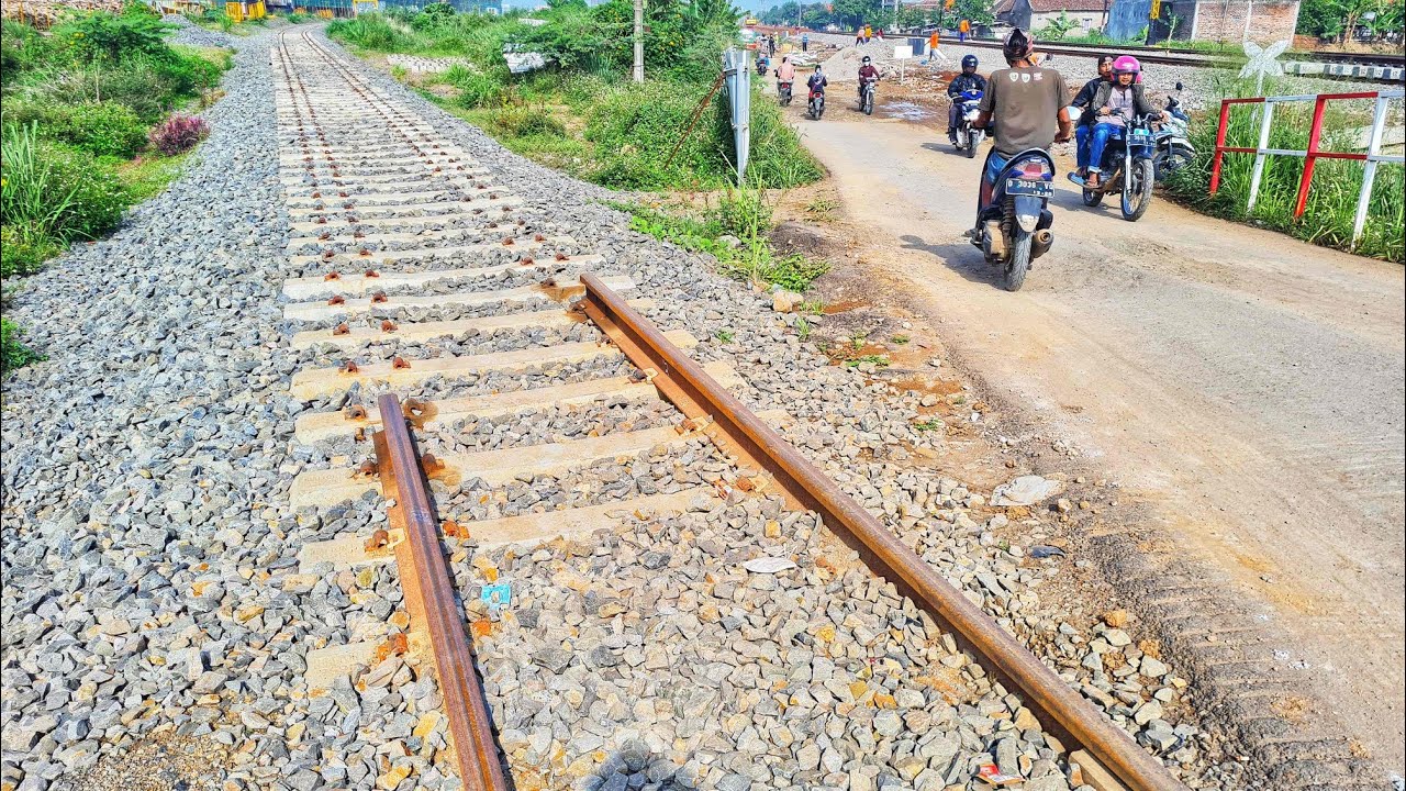 KERETA TIDAK OPERASI , REL DI BONGKAR !