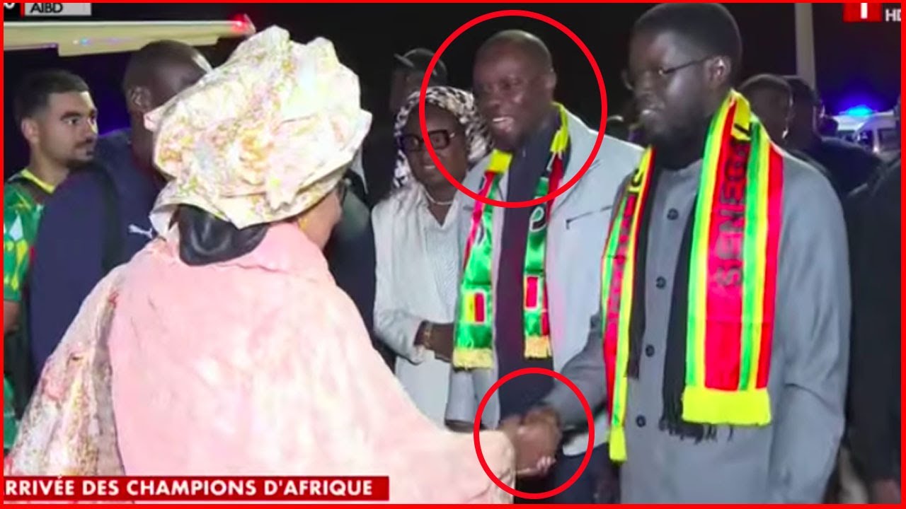 Regardez le fou rire de SONKO quand Aida Mbodj serrait la main à Diomaye Faye !