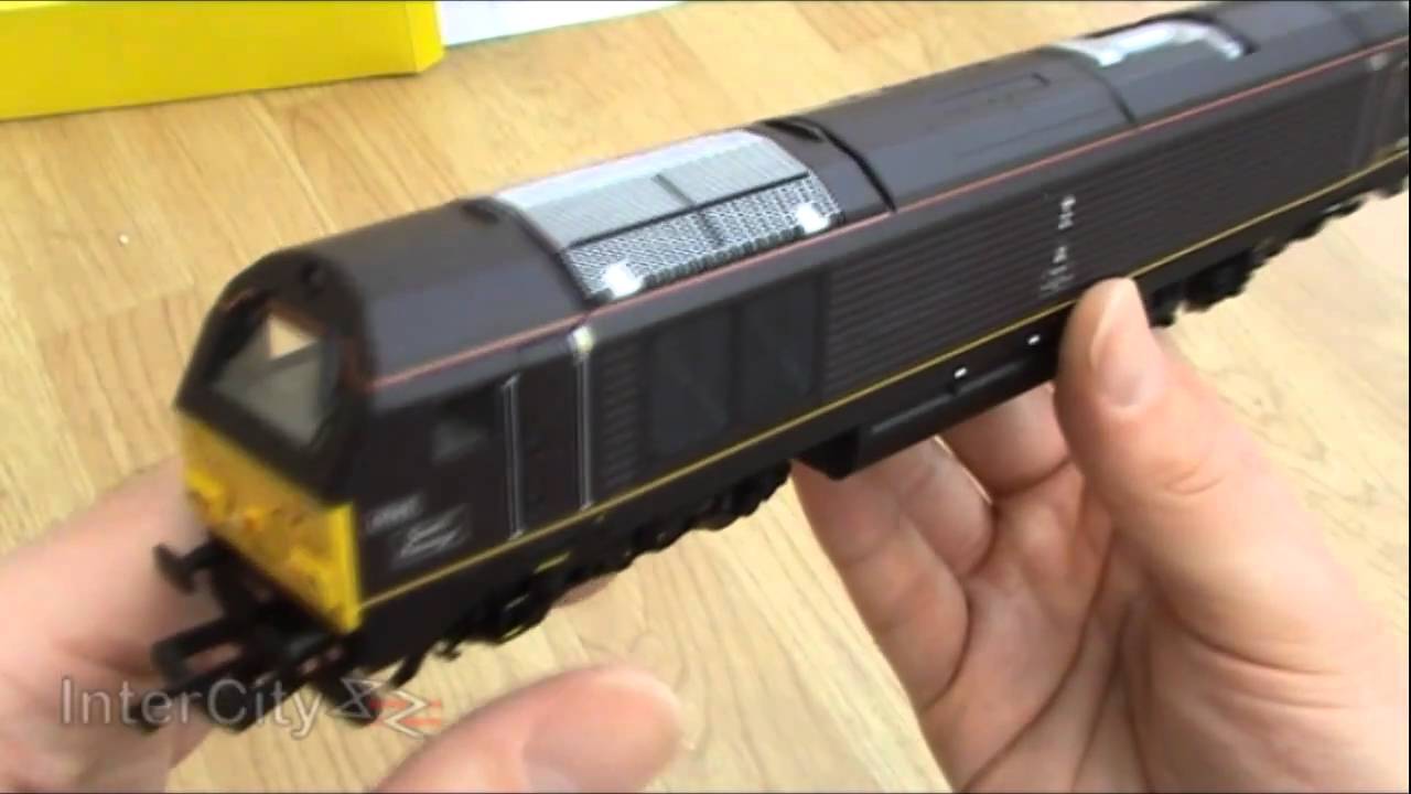 Opening the 'Queen's Messenger' Class 67 from Hornby