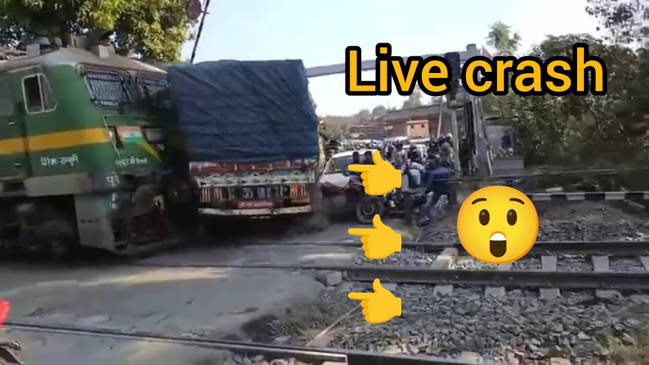 Train ne truck ko takkar Q mari?🤔  Bahut hi khofnaak accident...