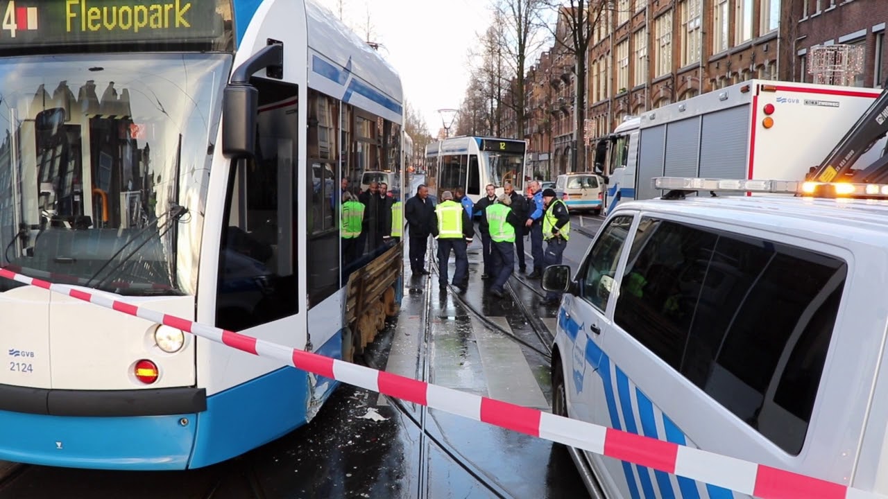 Twee trams ontspoord na botsing in Amsterdam-West