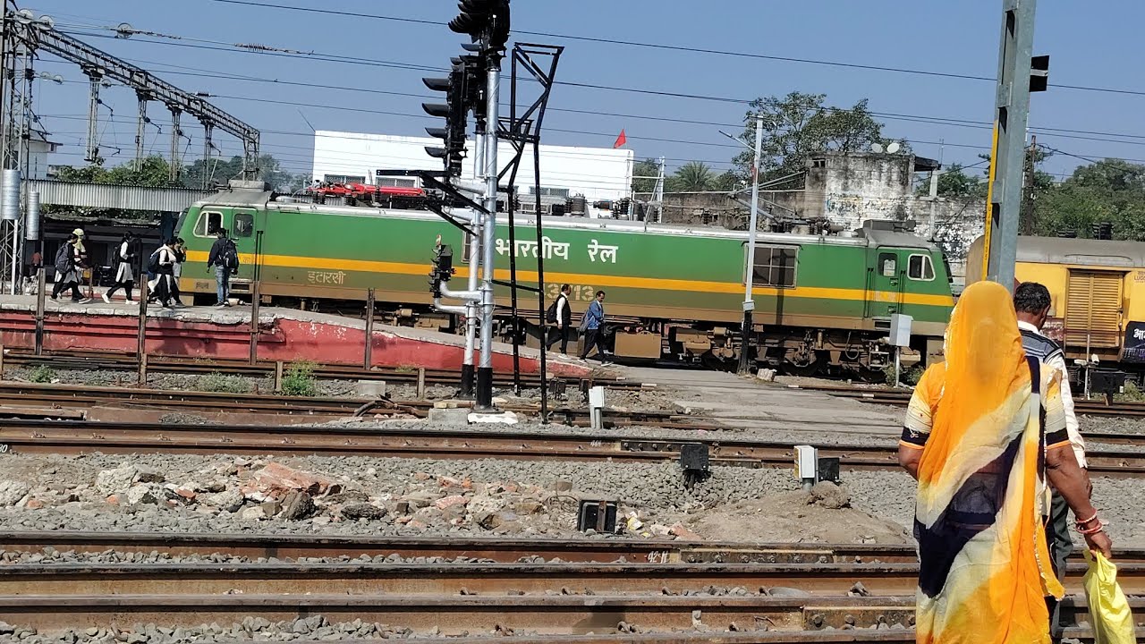 09044 Mumbai Bandra Terminus Special train arrives in Ujjain Junction at platform no 4