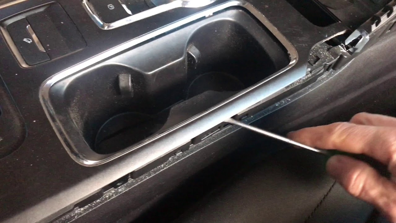 Снимаю панельFord Fusion 2013 - 2018 США Как снять панель подстаканников , шайбы, кнопка ручника ?