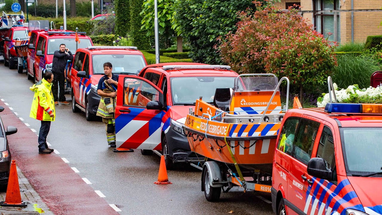 Nationale Reddingsvloot vertrekt in kolonne richting Limburg