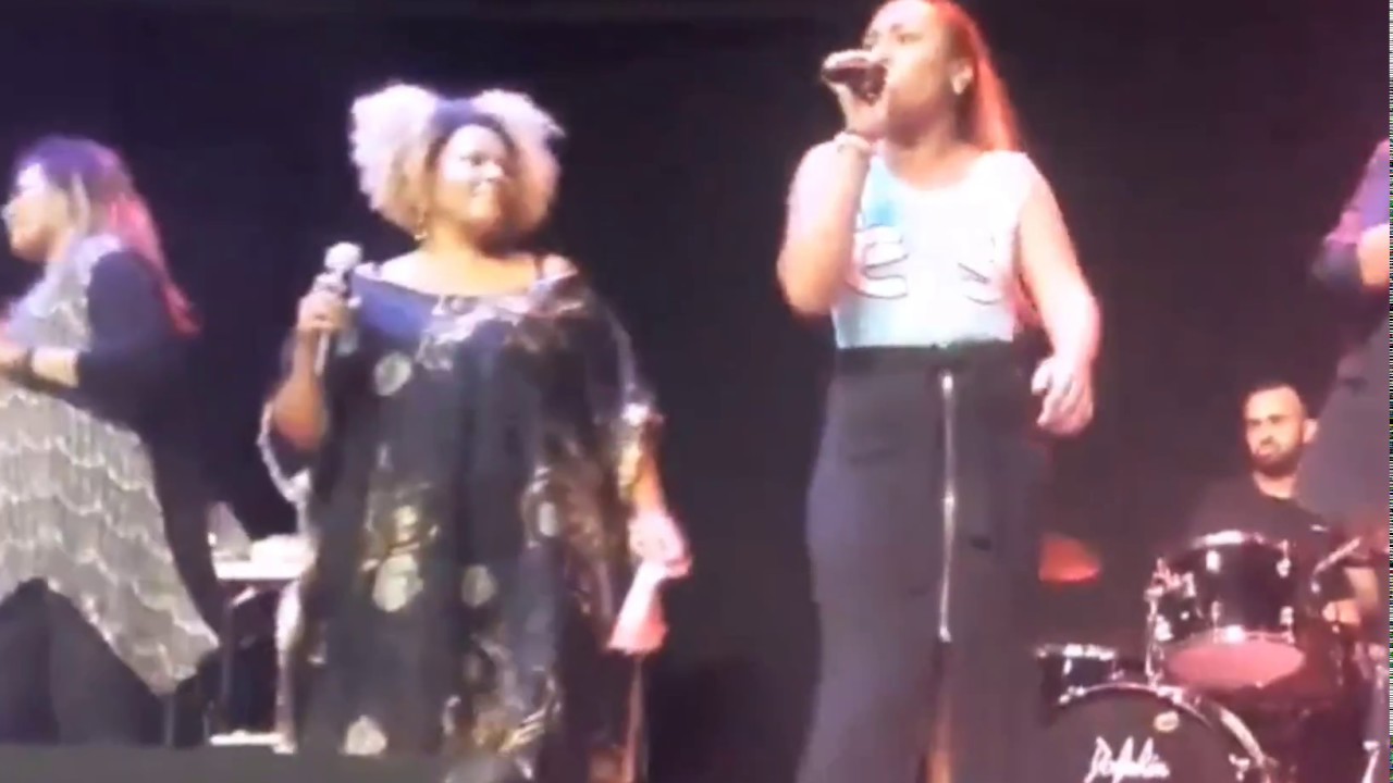 Talita Cipriano canta 