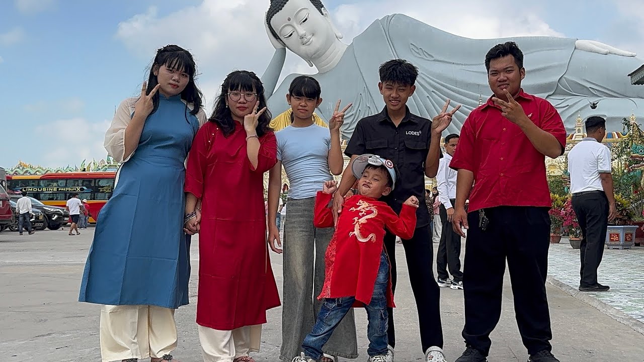 Chuột Được Anh Hai Chở Đi Chùa Som Rong Chơi Với Mấy Chị Vui Vá #ngocdieuvlog #chuotdichua