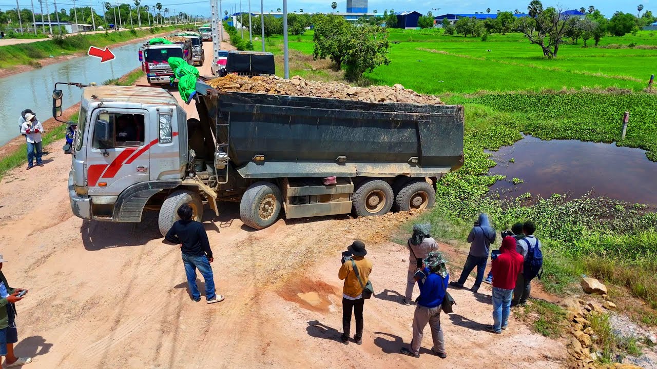 New Landfill Site Formed Be Careful ! Dozer & Dump Truck 25.5Ton Teamwork on massive fill job !!