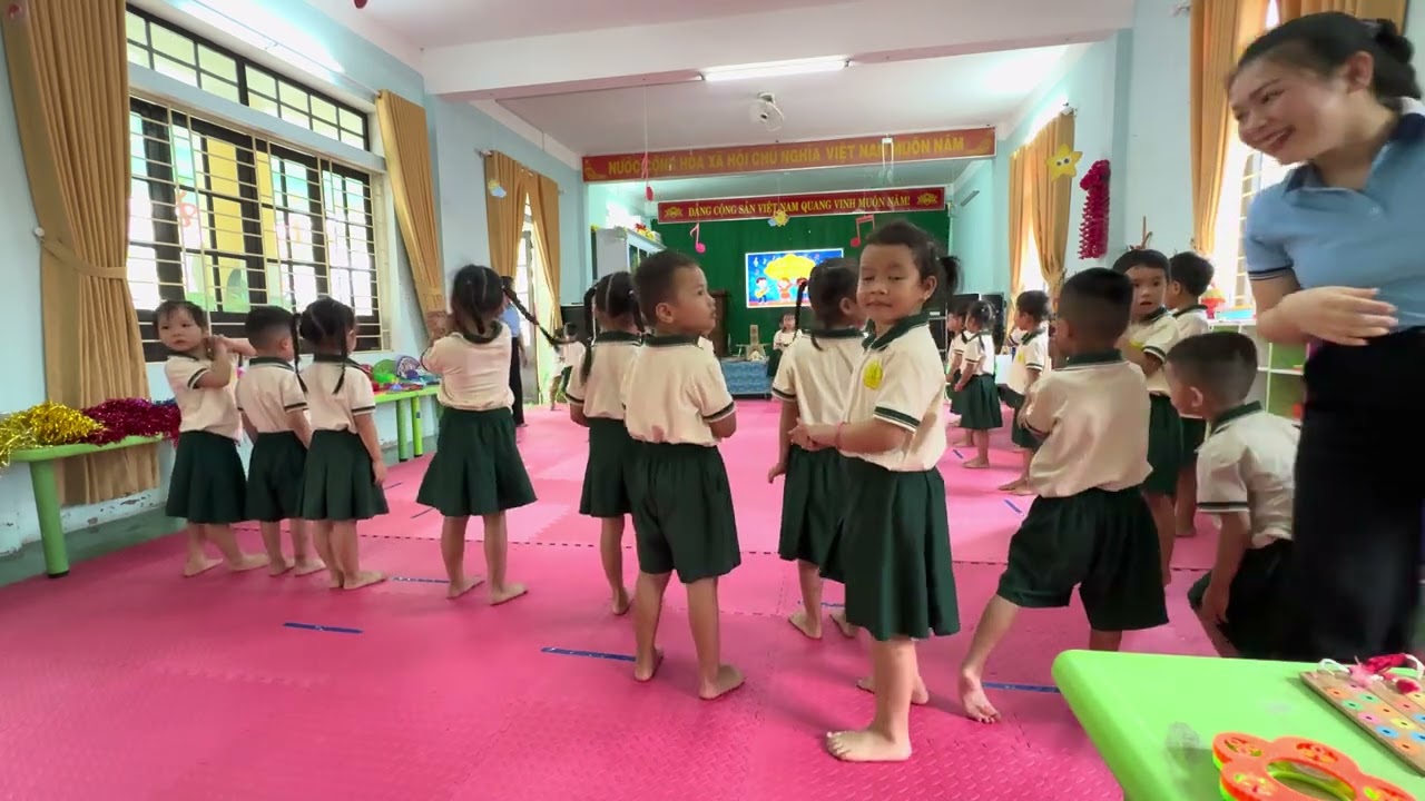 Kết hợp đa văn hoá, VĐ “Múa cho mẹ xem”, nghe hát “Ru em” - Dân ca Xê Đăng