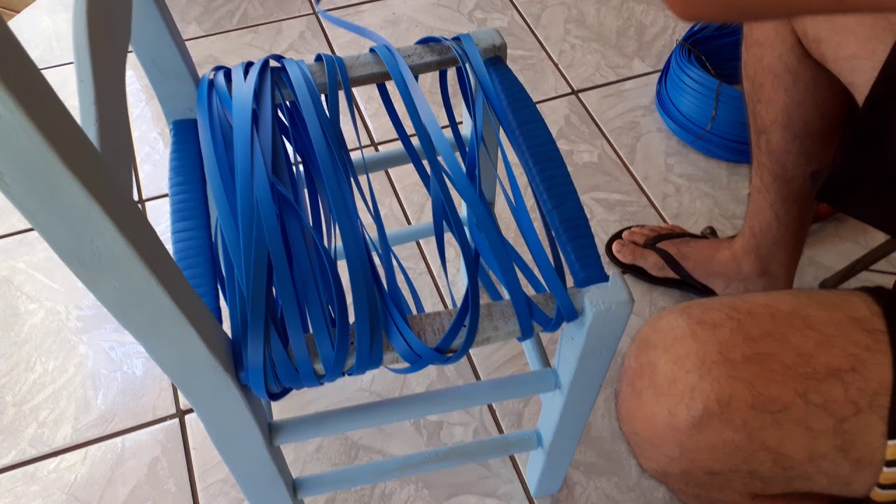 Restauração de cadeiras de  madeira em fibra sintética.