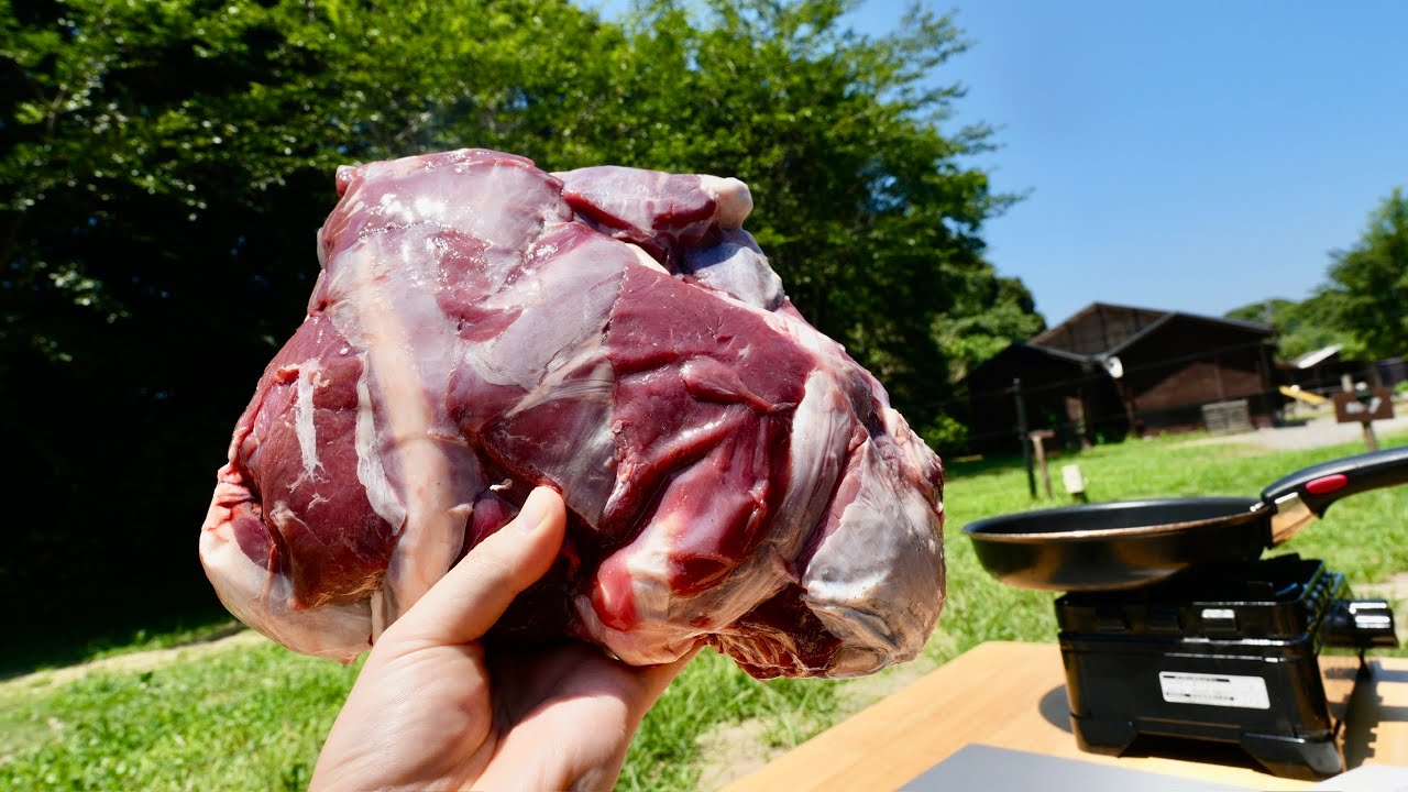 キャンプ場でダチョウ肉を調理