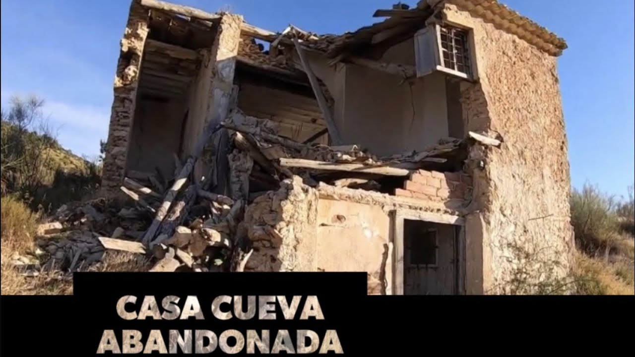 Casa Cueva abandonada en medio del campo de Granada, Andalucía.  España