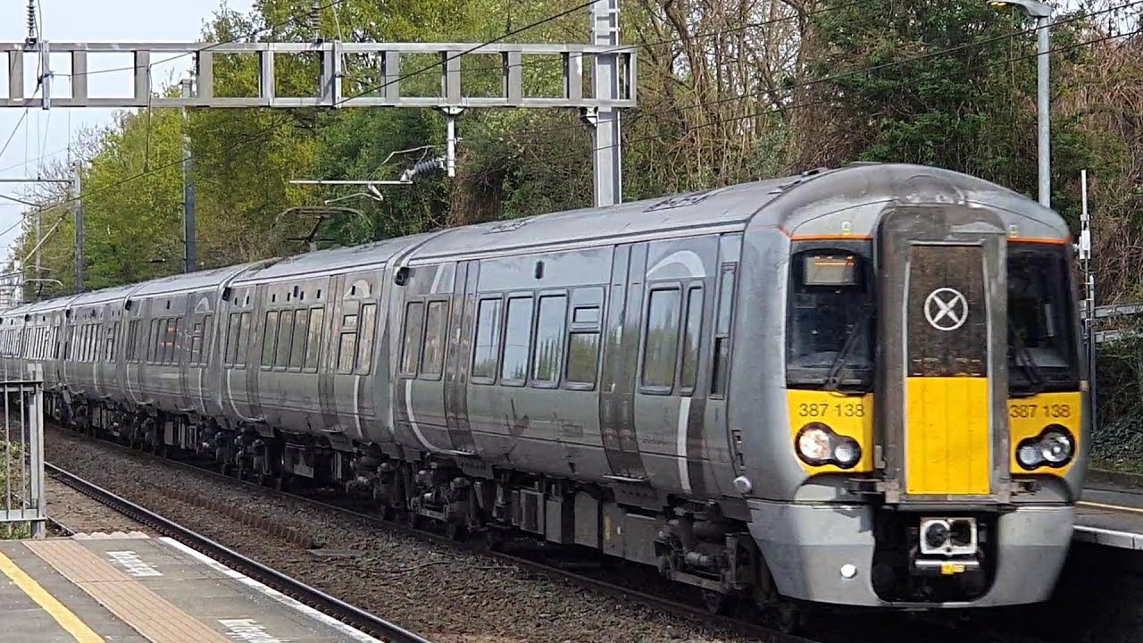 Trains at: Ealing Broadway, GWML, 12/04/25