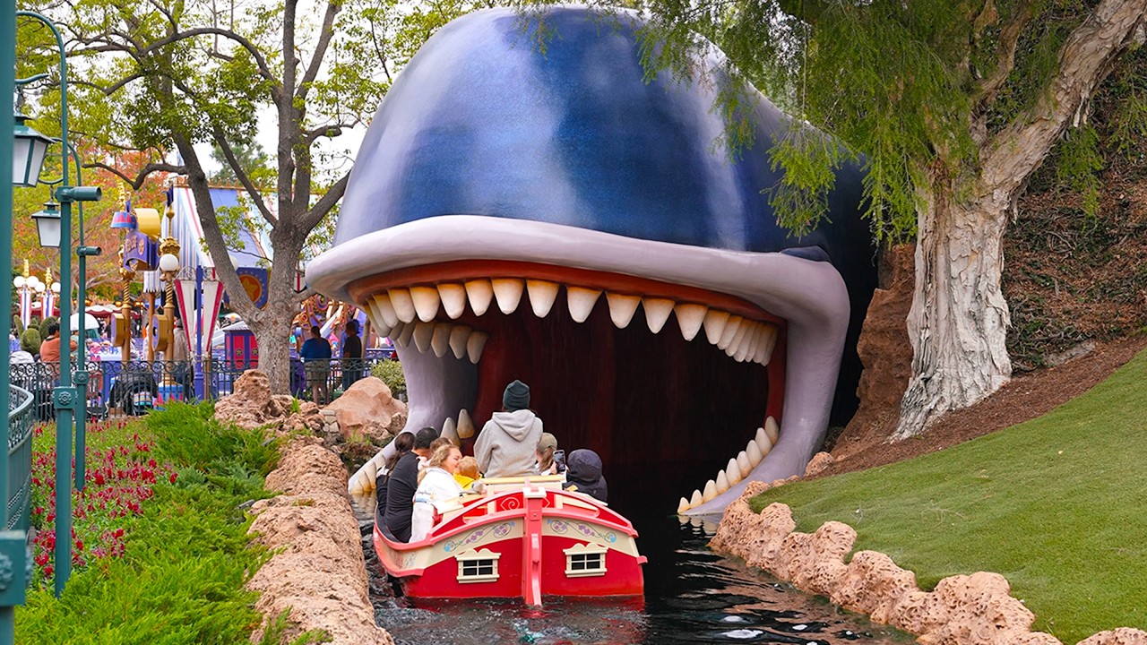 НОВЫЕ лодки канала Storybook Land снова открываются с башней Tangled Tower — Диснейленд, полный о...