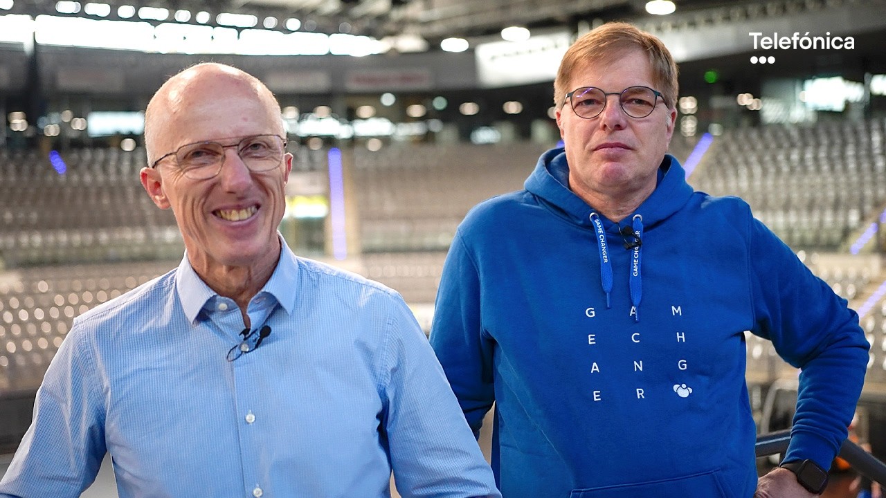 Die Netzwerker: Peter Wasselek und Andreas Sattler installieren Highspeed-Netz in der Porsche Arena