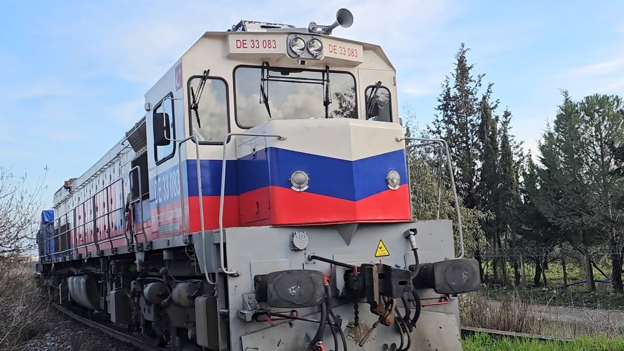 TCDD DE 33083 YÜK TRENİ ÇAMLIK RAPMASINDA ADETA YIRTIYOR UZUN UZUN KORNA SESİ İLE GEÇİŞİ