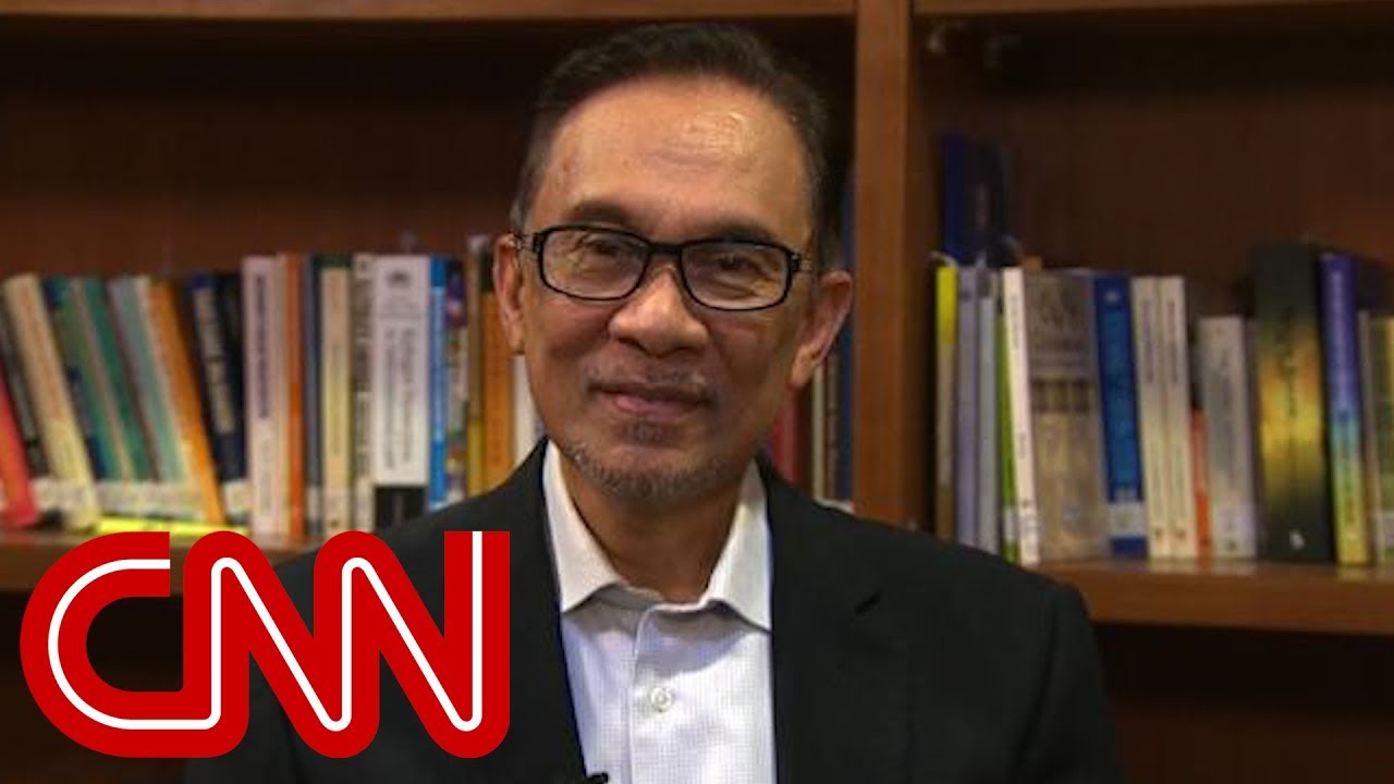 Jailed politician walks free after royal pardon