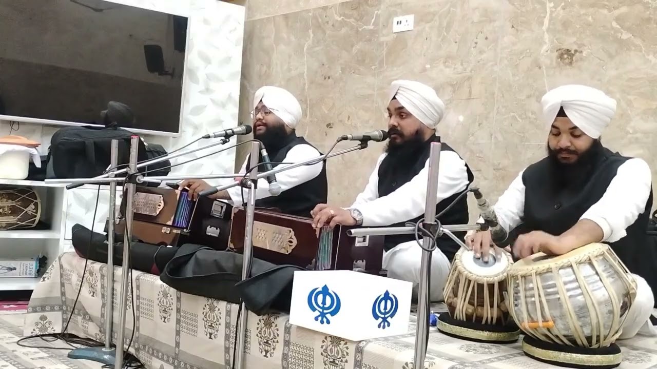 ਫਿਰਤ ਫਿਰਤ ਪ੍ਰਭ ਆਇਆ ਪਰਿਆ ਤਉ ਸਰਨਾਇ ॥ਨਾਨਕ ਕੀ ਪ੍ਰਭ ਬੇਨਤੀ ਅਪਨੀ ਭਗਤੀ ਲਾਇ ॥੧॥