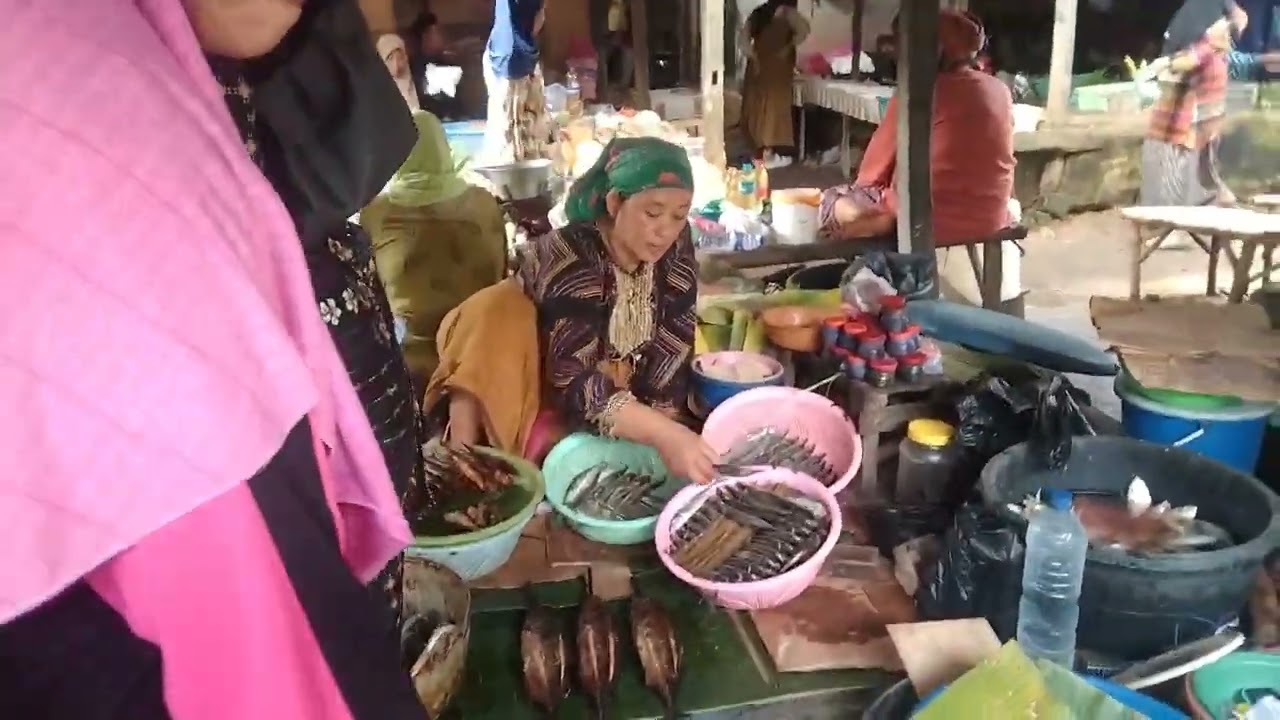 Suasana pasar candi Batang batang sumenep setelah hujan di tahun 2026