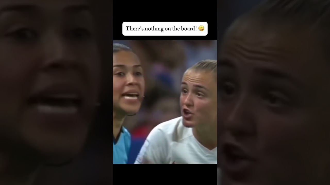 Georgia Stanway's reaction to the referee holding the board with no writings on it 🤣🤣🤣#fypシ#football
