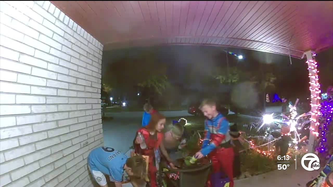 'It's overwhelming.' Kids leave candy for family on Halloween after reading sign