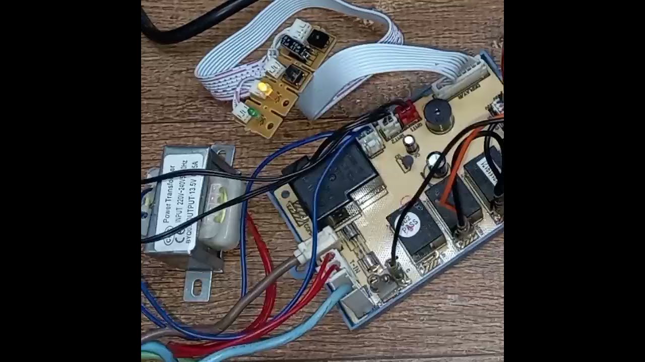 Placa universal em ar condicionado split.
