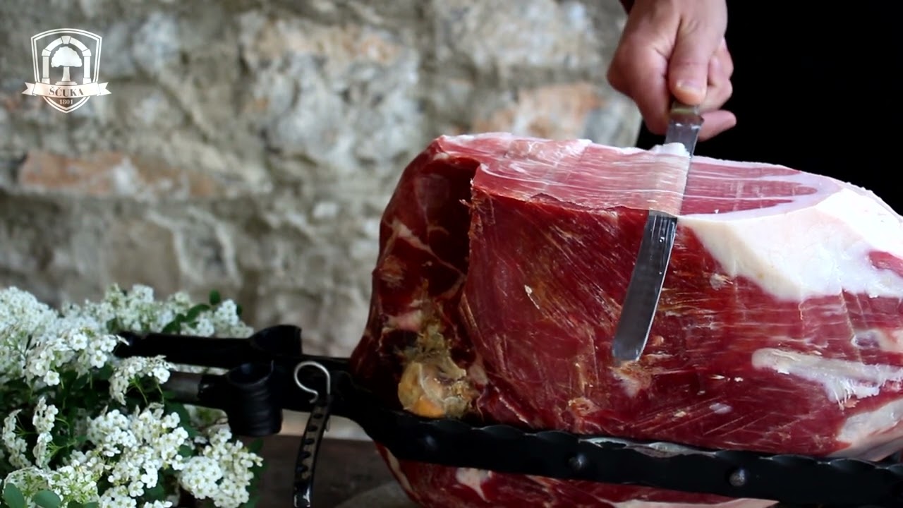 Ročno rezanje pr&scaron;uta Cobius (hand-slicing prosciutto Cobius)