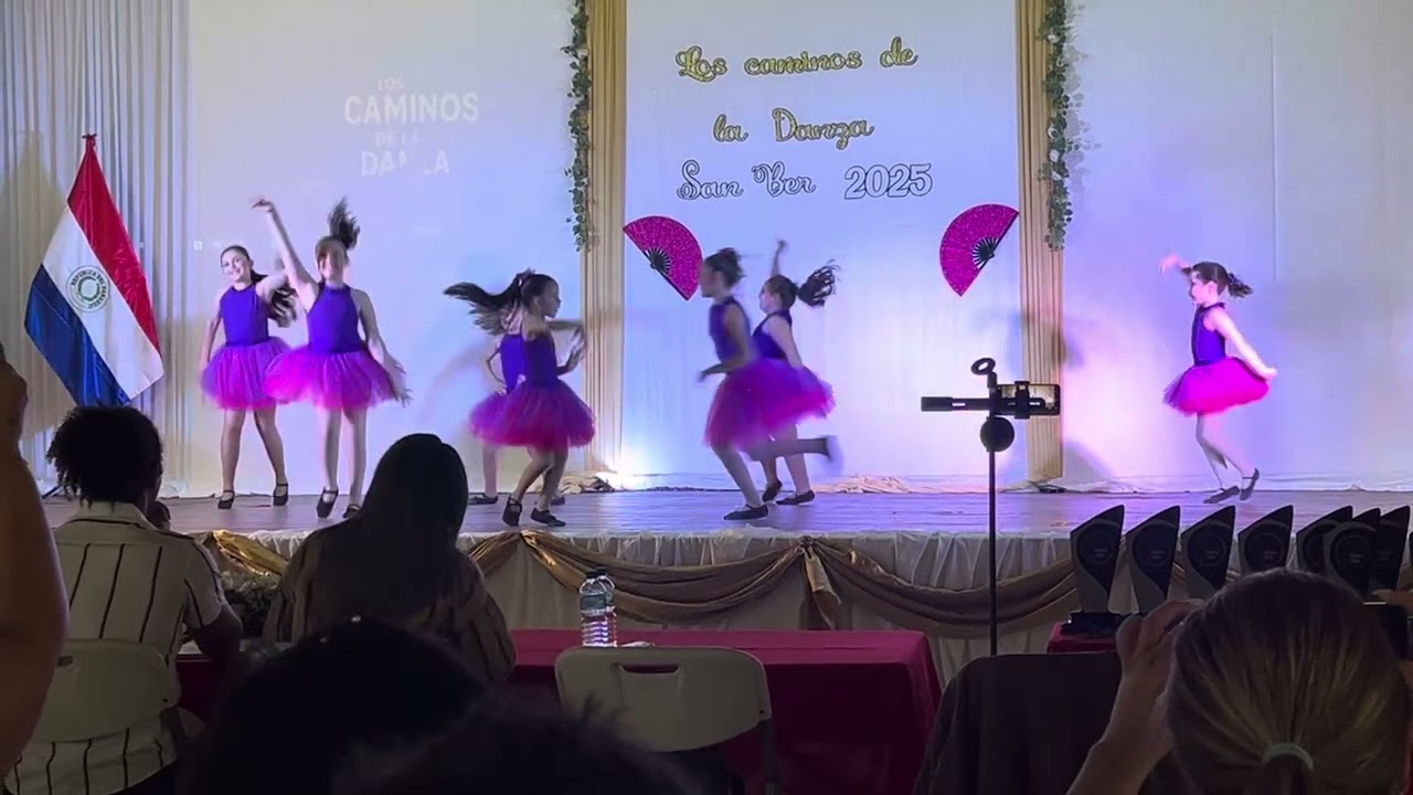 Violetta bailando en su exhibición de su academia de danza 🚀💕