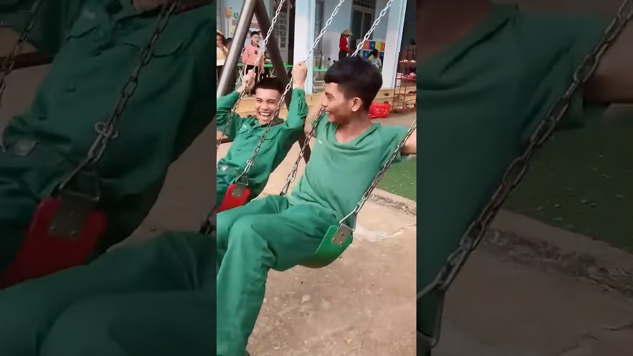 Ch&uacute; bộ đội chơi dễ thương qu&aacute;