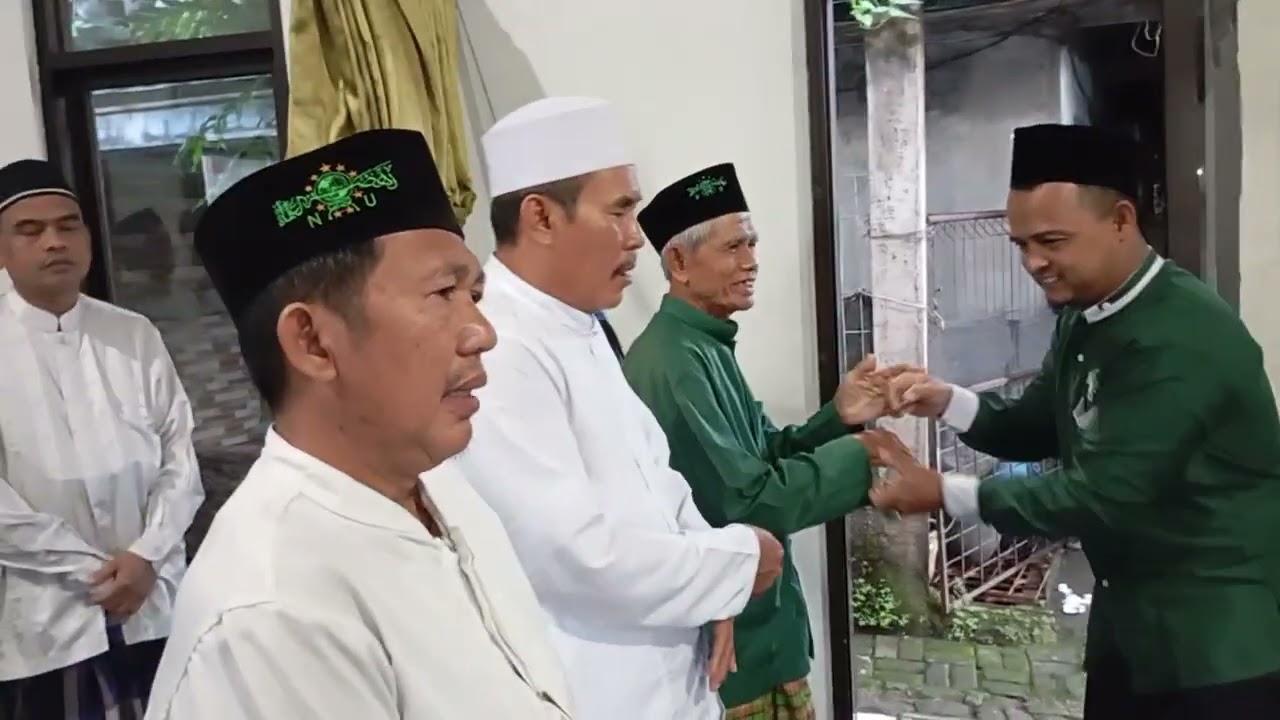 BERSHOLAWAT DI PINPIN OLEH PA USTDZ KARIMAN DALAM RANGKA TASYAQURAN 4 BULANAN PUTRI PA WISQO.