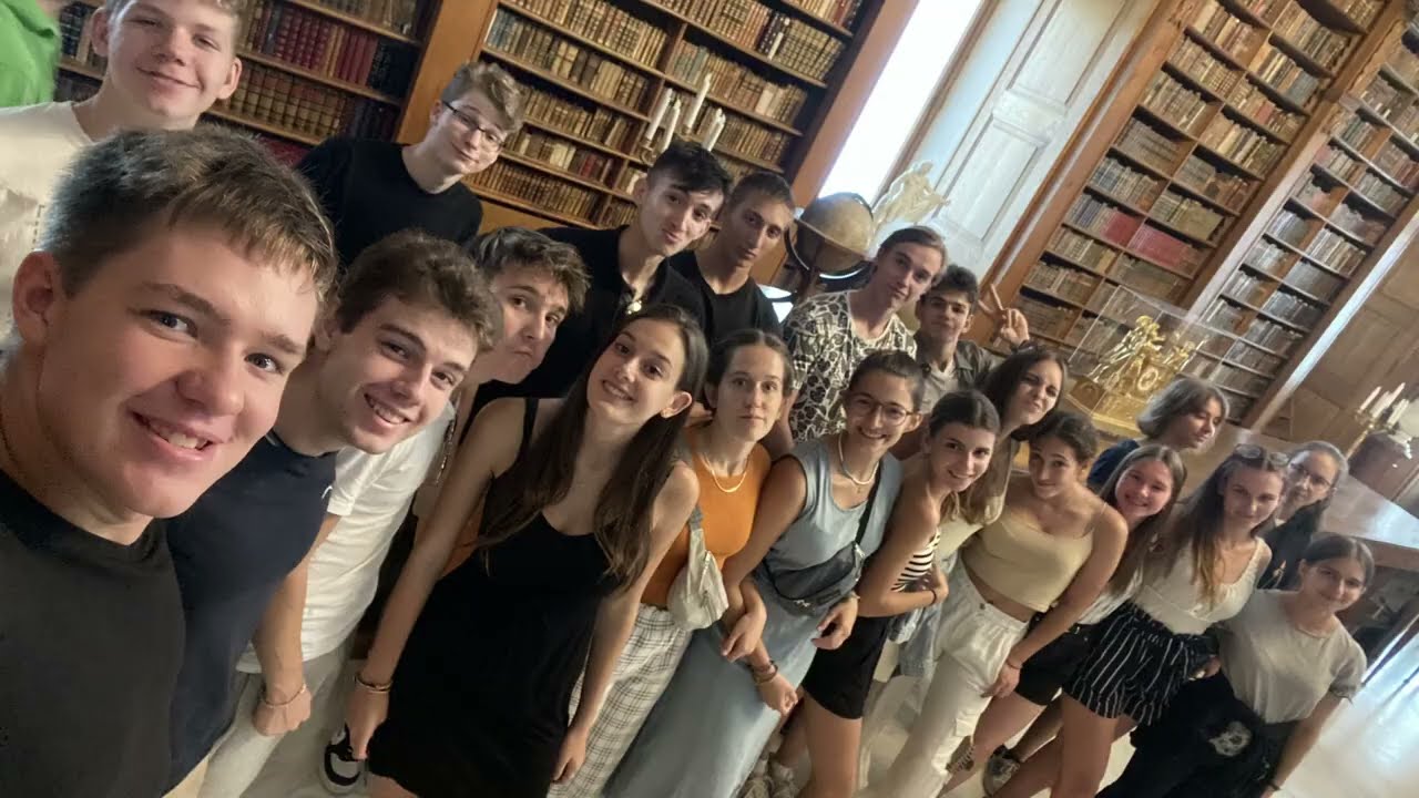 Lisieux-i Kis Szent Teréz Osztály 12.B Szalagavató osztály videó