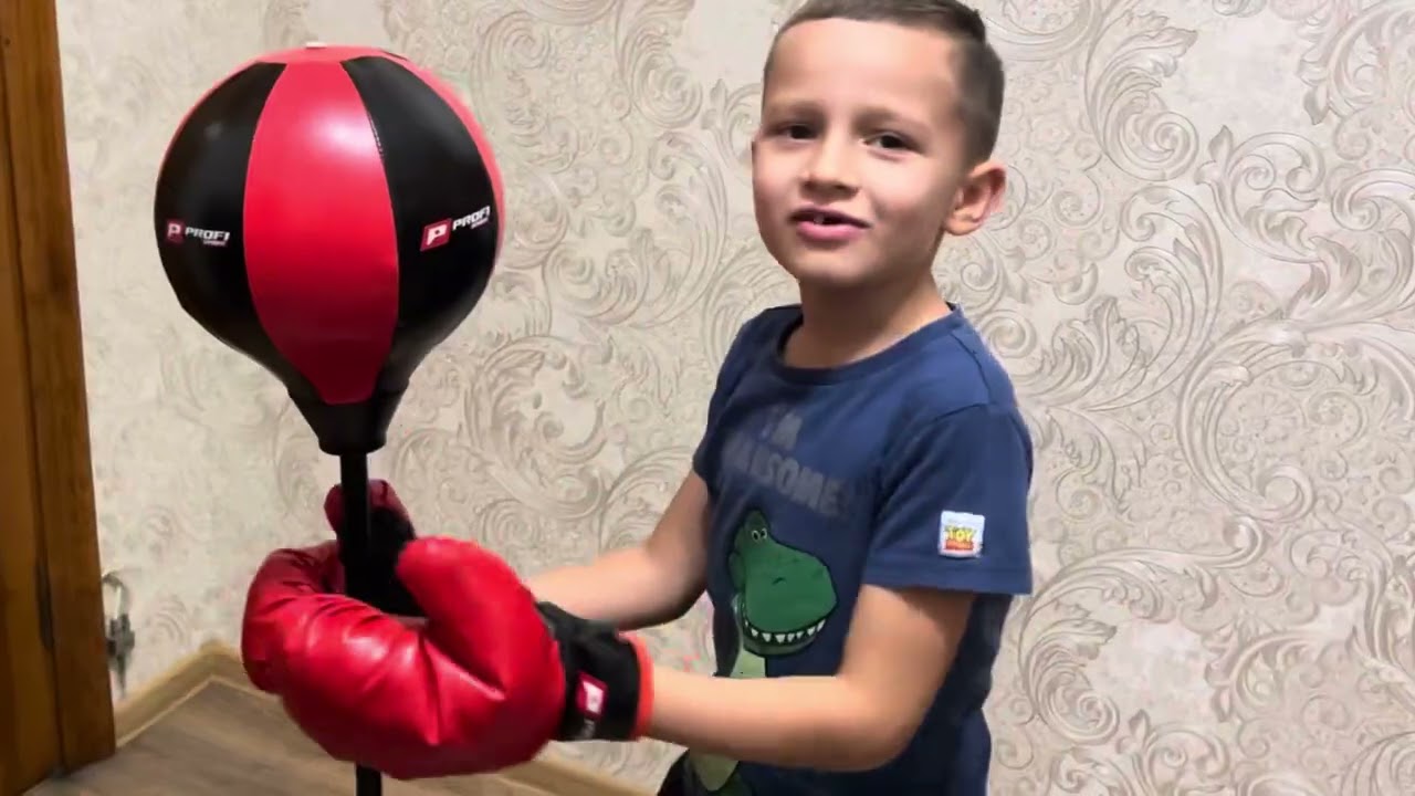 Дімас тестує дитячий боксерський набір! 🥊 Груша + рукавички — перевіряємо силу удару!