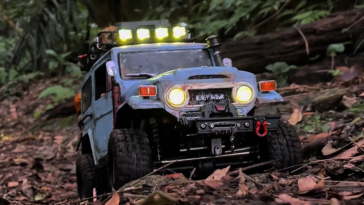 RC  TOYOTA LAND CRUISER FJ40                      1/10 scale  RC track   