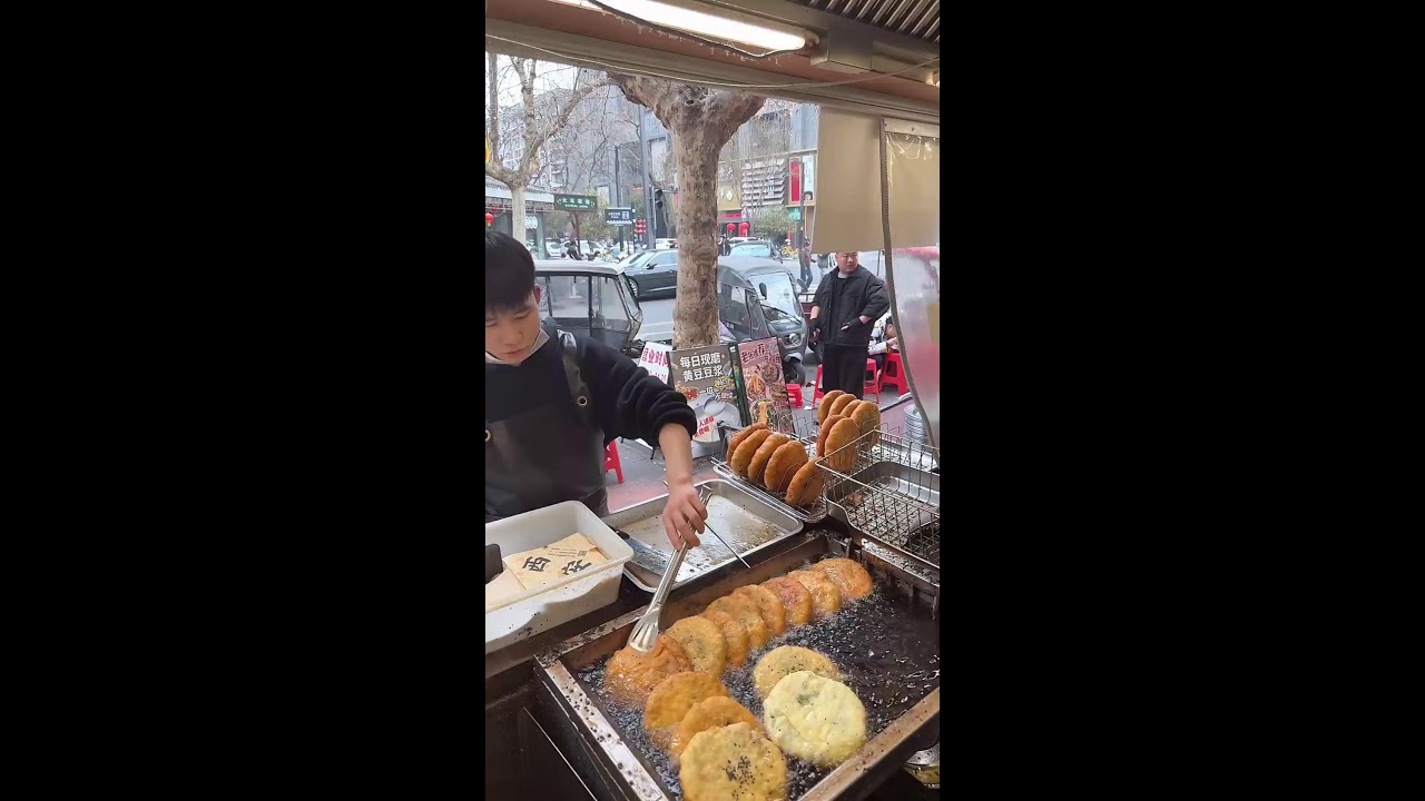 Enjoying delicious food - 纵览美食直播