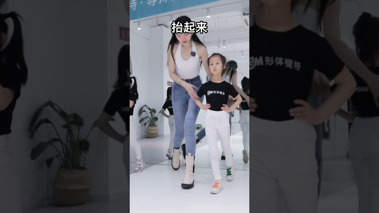美女练习正确走路姿势，不仅好看，还性感