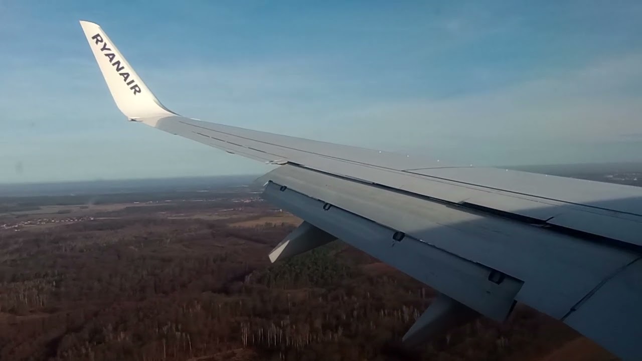 Landing in Wroclaw Airport - Ryanair Boeing 737-800 - Aterrizando en Wroclaw.