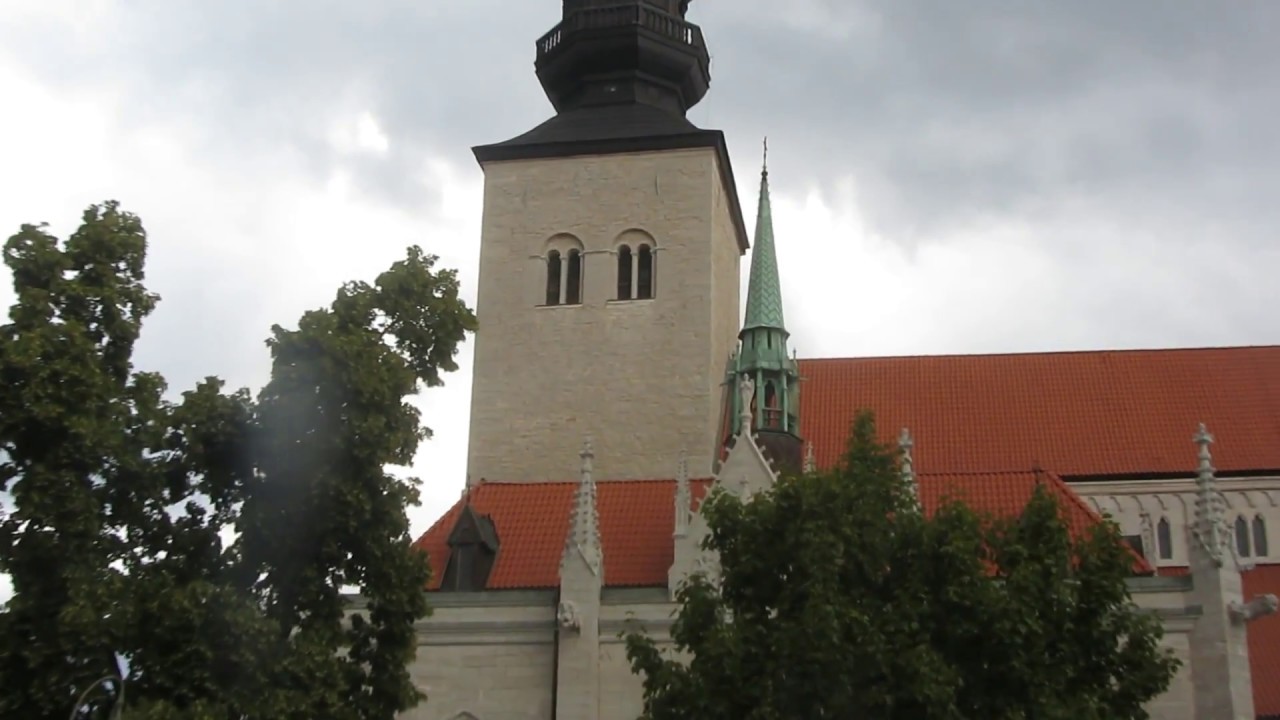 Två klockringningar i Visby domkyrka (+ timslag & klockspel samt en annan klocka på avstånd) (video)