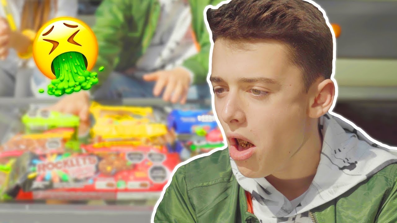 Noah Schnapp, Chile Yemeklerini Deniyor! (Türkçe Çeviri)