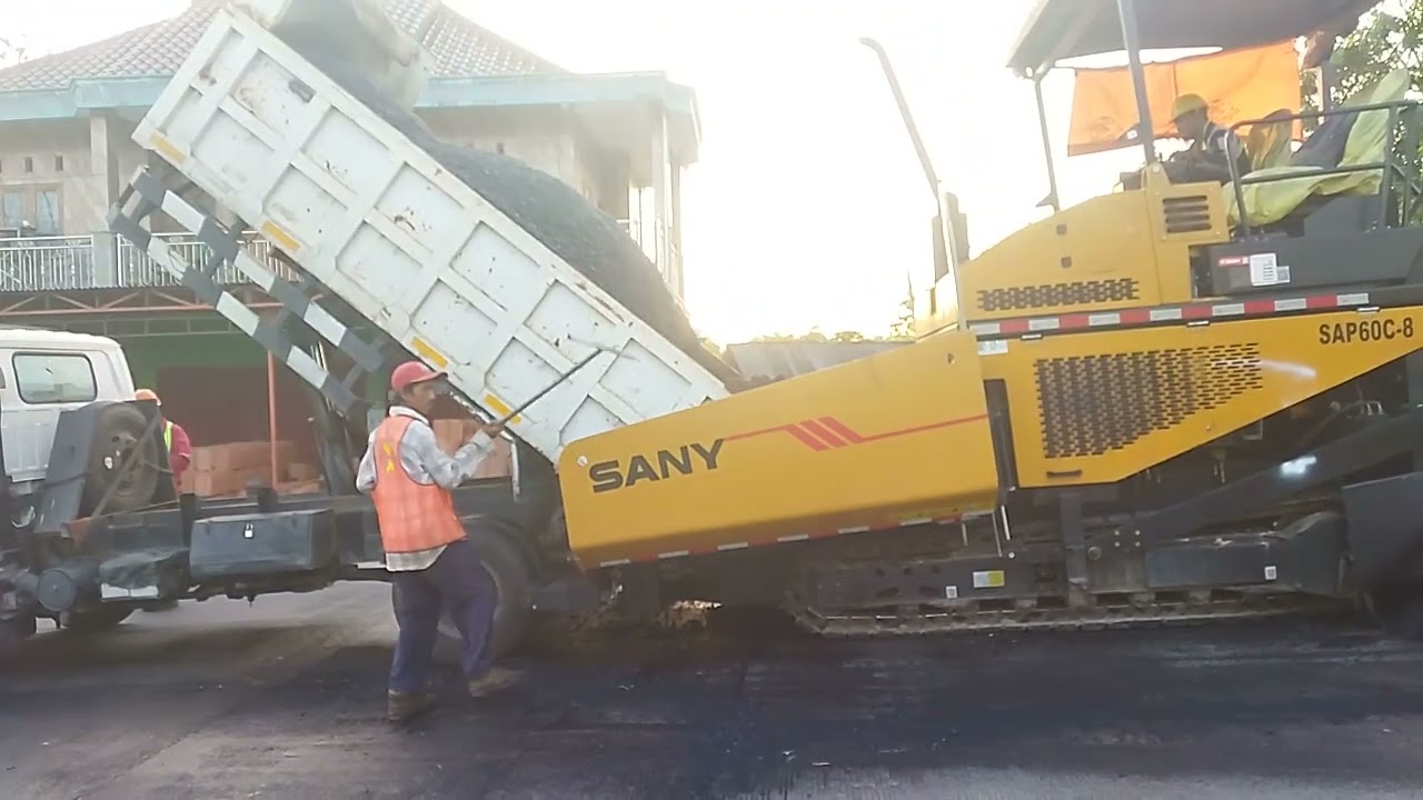 Melihat proses pengaspalan jalan padangan-ngawi Bojonegoro