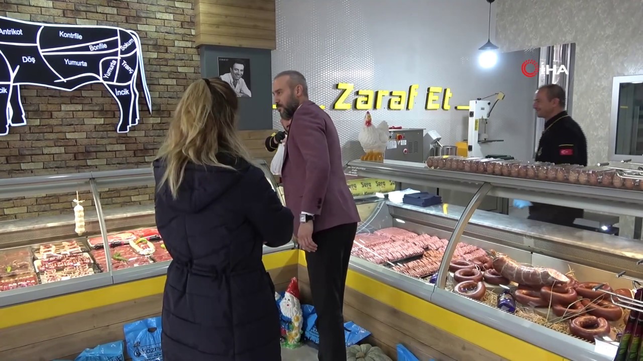 Kasap dükkanında önce et sonra kitap alıyorlar