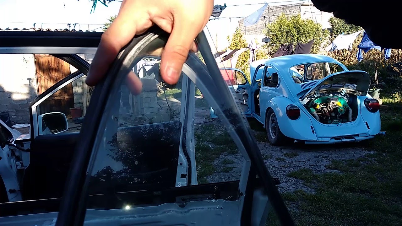 C&oacute;mo colocar la aleta o ventana peque&ntilde;a de la puerta trasera del tiida